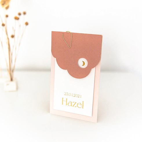 Label geboortekaartje met wolk vorm en doorkijkje in roze tinten - Hazel