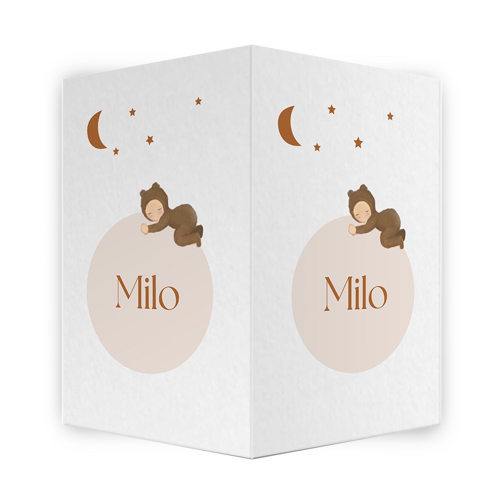 Schattig geboortebord met slapend kindje in een beren pakje