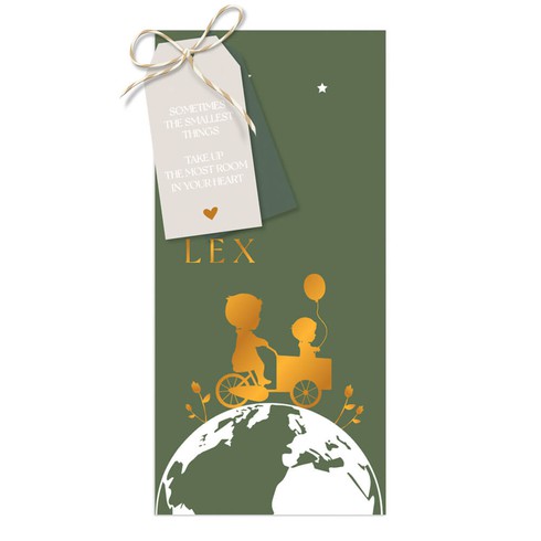 Geboortekaartje jongen met silhouet van broertjes in bakfiets met wereldbol op een labelkaartje - Lex
