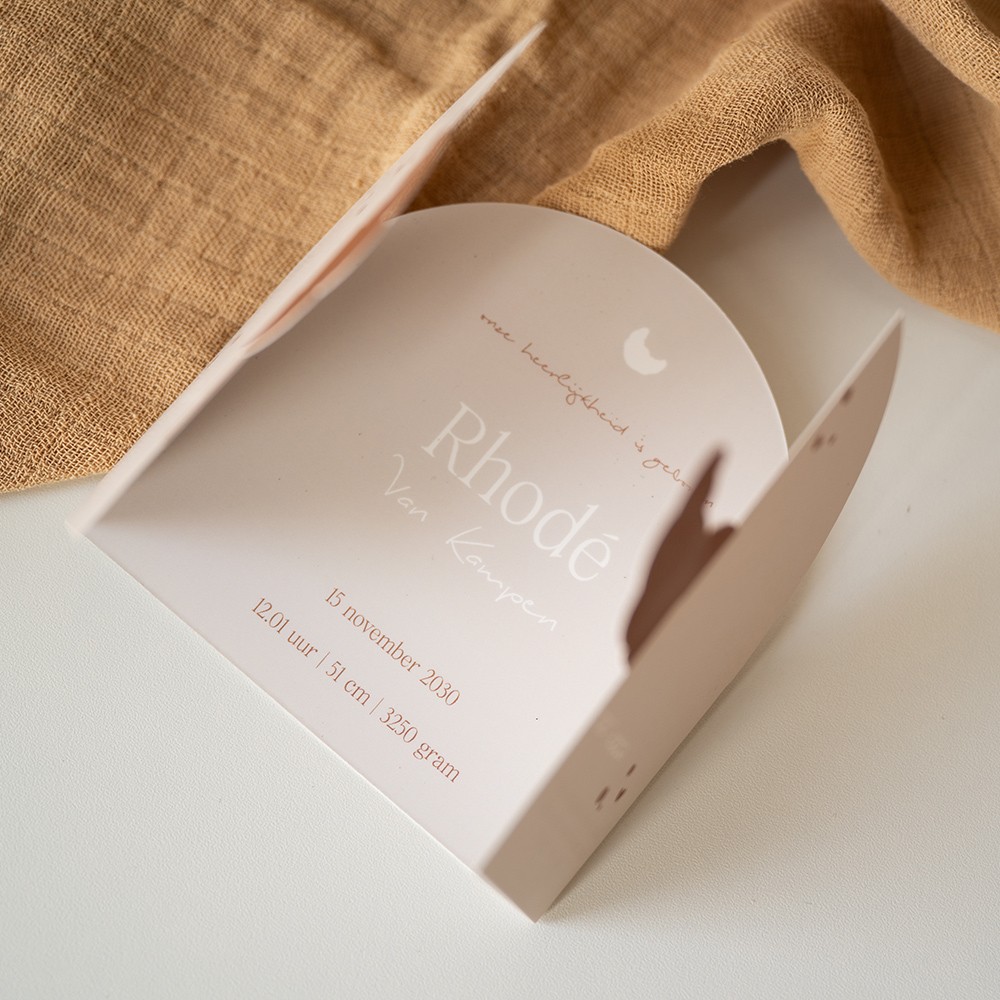 Meisjes geboortekaartje met unieke croissant vorm met vrolijk design - Rhode