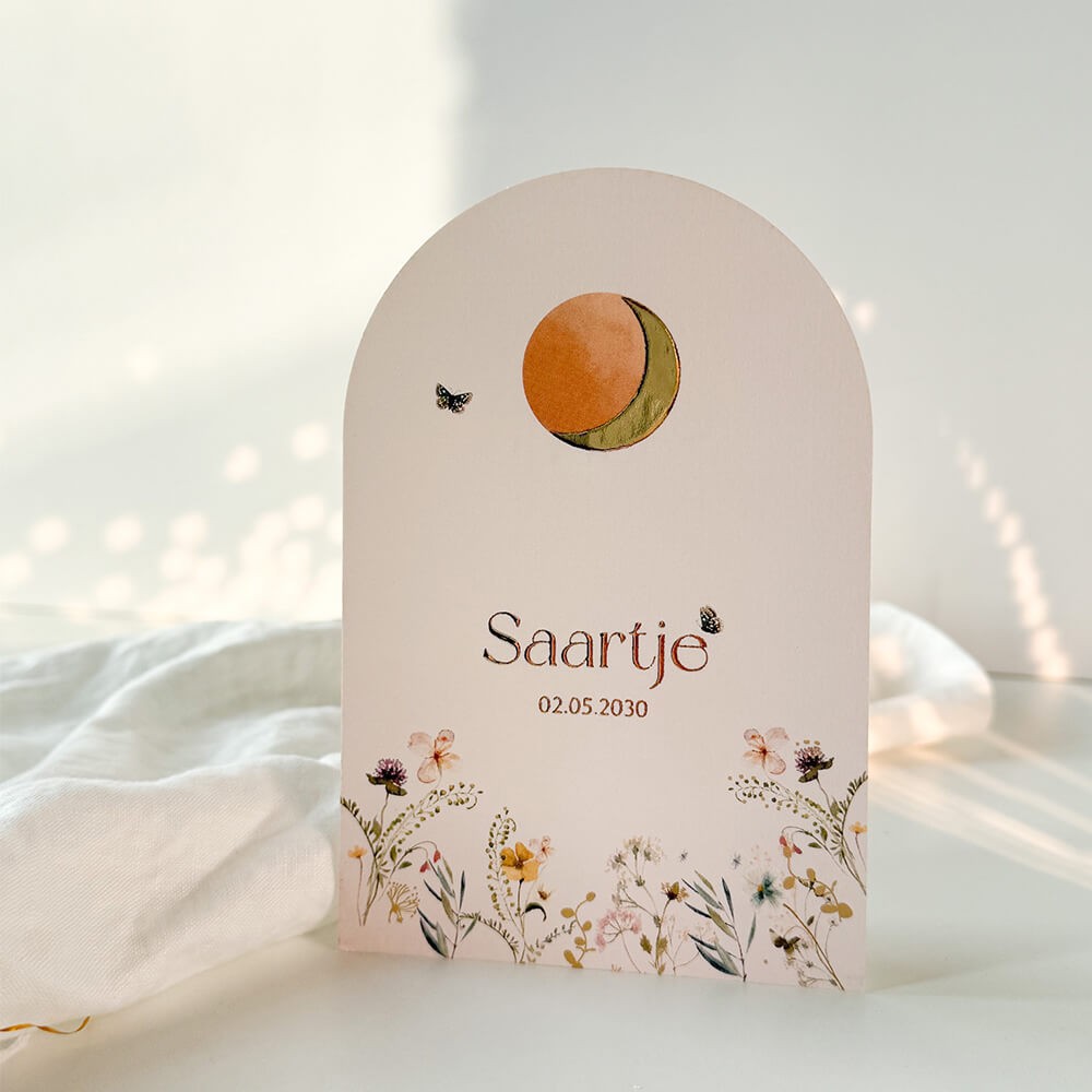 Geboortekaartje meisje met goudfolie maan en lieve bloemen in een aparte boogvorm - Saartje