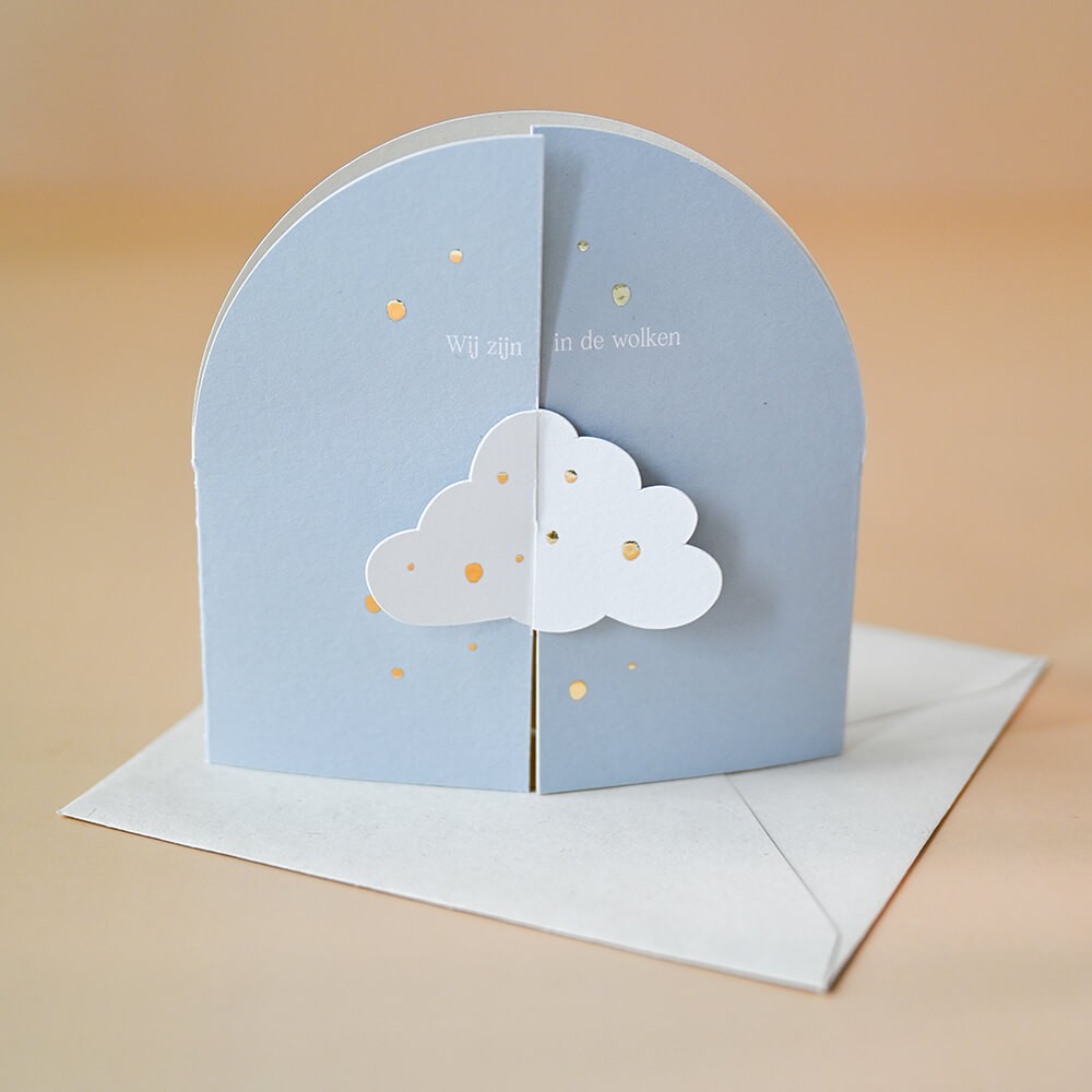 Unisex geboortekaartje met bijzondere wolkvorm en goudfolie - Skye
