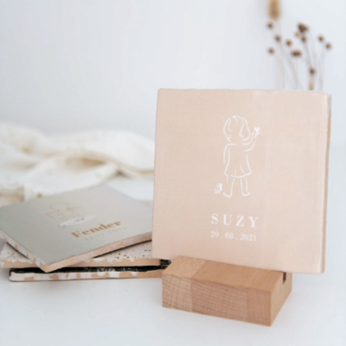 Milestone geboortetegel lijntekening meisje met bloem - Suzy