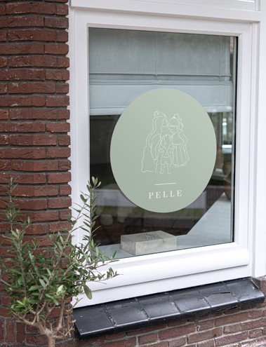 Raamsticker met een lijntekening van zussen met een broertje - Pelle 60x60