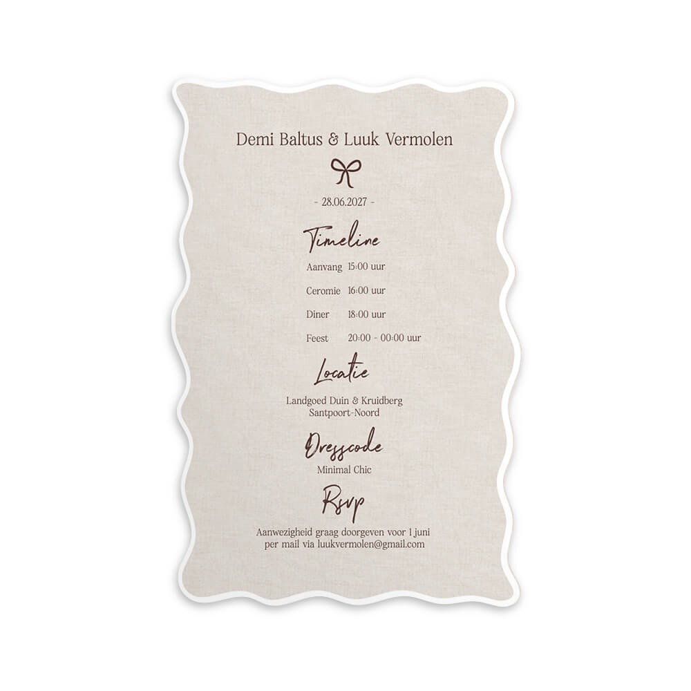 Stijlvolle trouwkaart met linnen look achtergrond en goudfolie in een bijzondere vorm