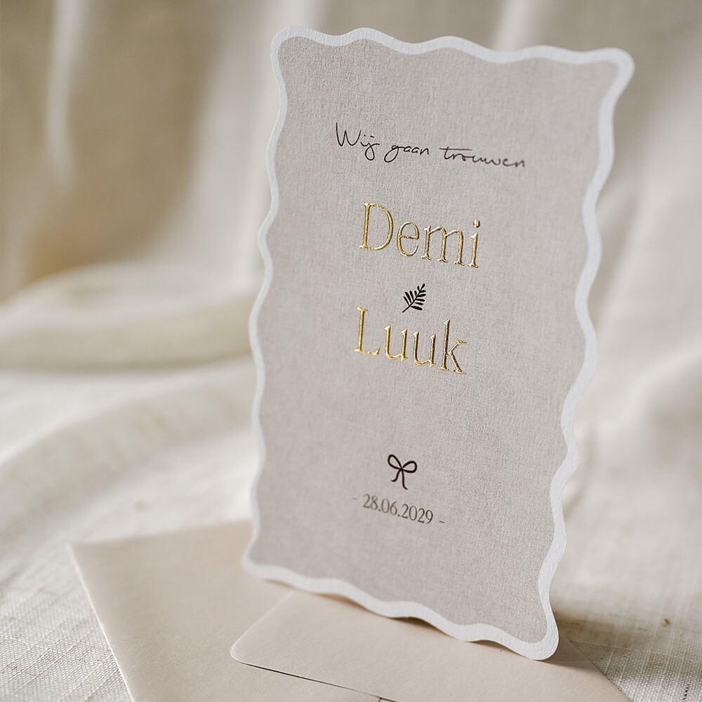 Stijlvolle trouwkaart met linnen look achtergrond en goudfolie in een bijzondere vorm