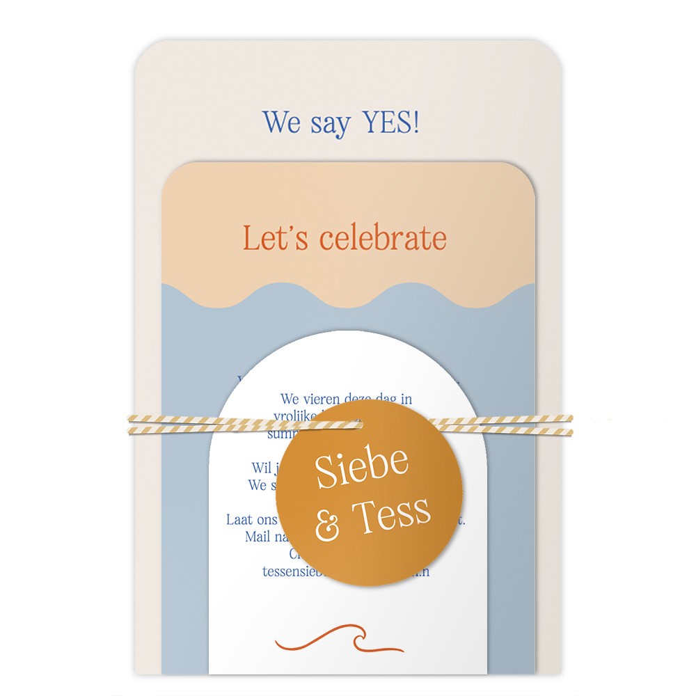 Trouwkaart met strand thema in originele stapel vorm met speelse illustraties