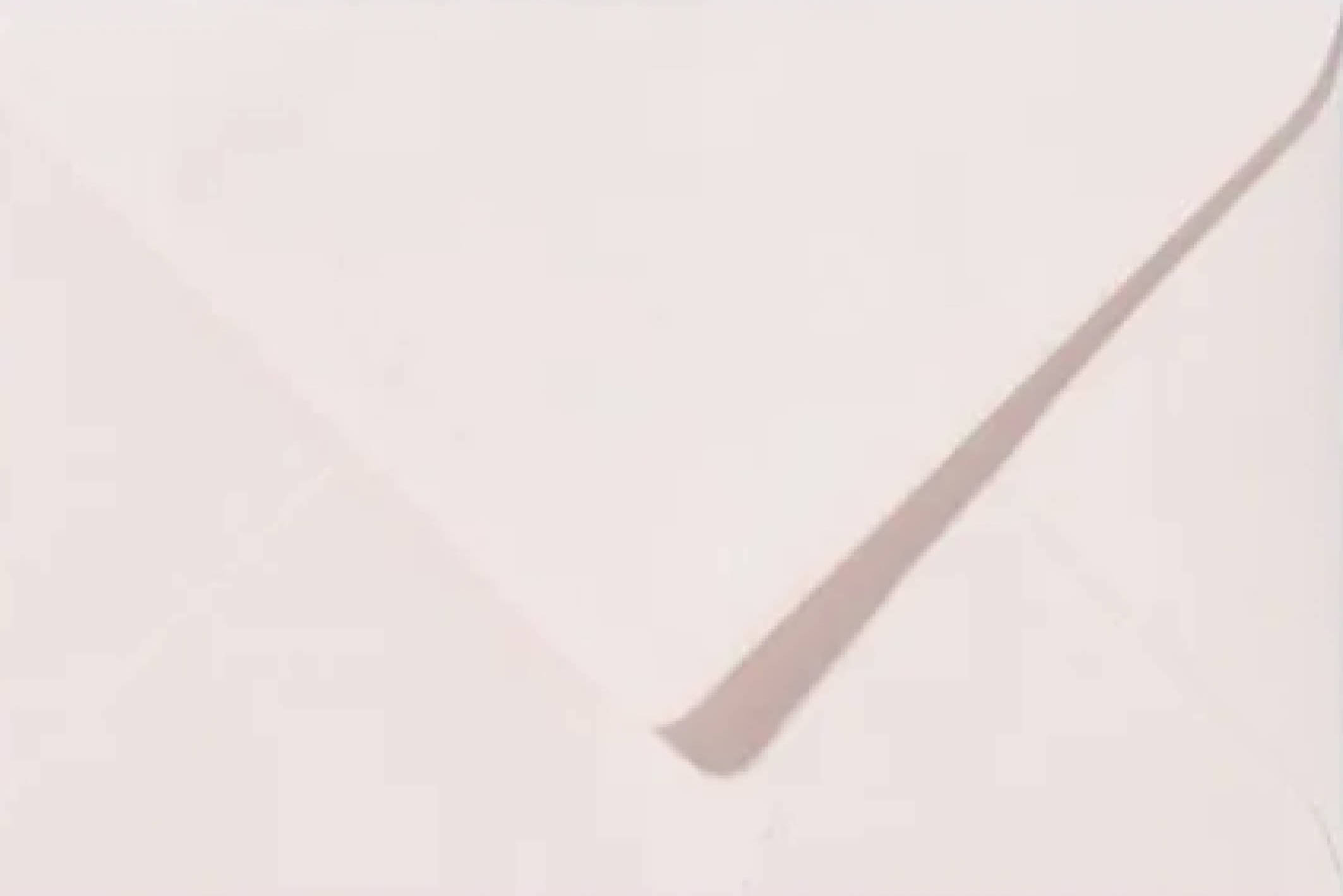 Envelop: Hip geboortekaartje voor een meisje met typografische letters in vrolijke kleuren - Jonna