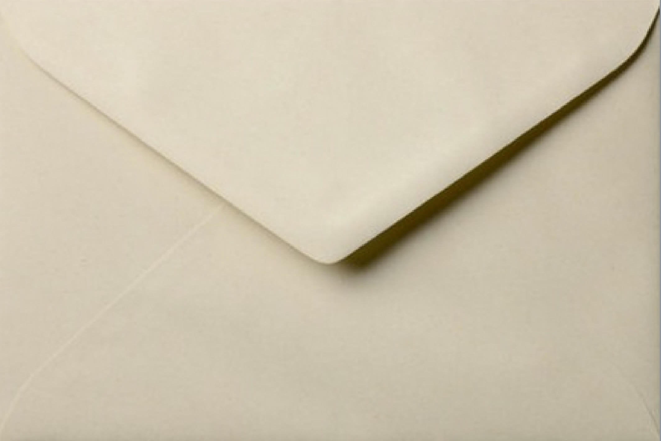 Envelop: Geboortekaartje met beige watercolor en koperfolie voor een jongen - Wouter